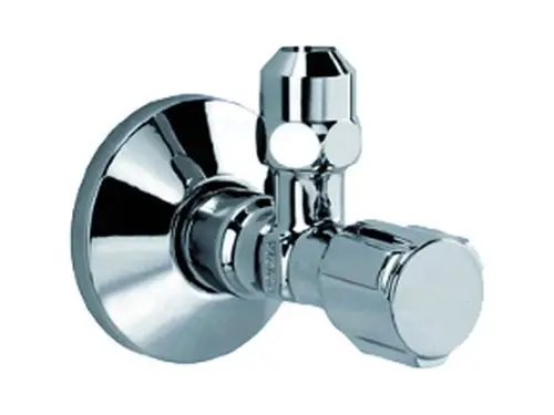 Eckventil in Chrom von Ideal Standard, das an einer Wand montiert ist. Es verfügt über einen runden Anschluss und einen Steuerhahn.